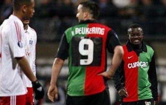 再由侧翼持 再由侧翼持